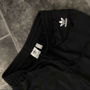  - Byxor från adidas som endast är testade! Stora i storleken, står storlek XS men är nog mer för S-M. Raka och slits nere vid sidorna