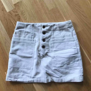  - Söt Manchester kjol, i väldigt bra skick då jag knappt använt den🌻   Köparen står för frakt och kan även mötas upp i Stockholm! 