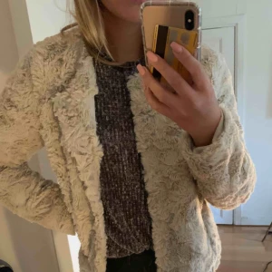  - Mysig jacka från Vero Moda går att knäppa hela vägen💕  Frakt ingår ej!
