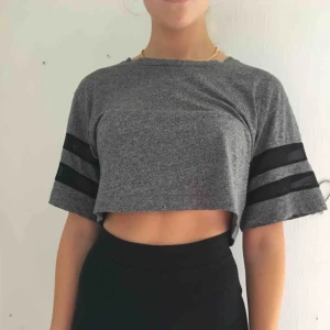  - Croppad t-shirt från H&M