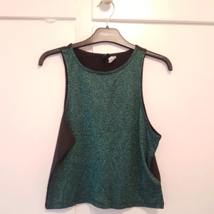  - (HELT NY!) topp från H&M i storlek M. Grön & glittrig 