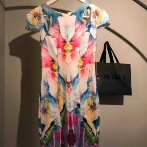  - Snygg figurformad klänning. 