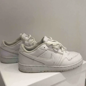  - Liknar Nike Air Force men nättare i storlek. Säljer dessa för använder de inte längre! 