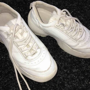  - Vita sneakers från Dinsko. Köpta för ett halvår sedan, använd ett fåtal gånger, i befintligt skick. Nypris 600kr