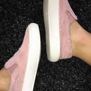 - Rosa slip-ons i sammet. Använd ett fåtal gånger, i gott skick.