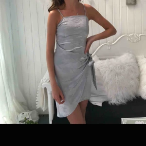  - Superfin silvrig klänning från nakd och Kristin sundbergs kollektion, tyvärr för liten och endast använd 2 gånger. Verkligen den finaste klänning samt superskön!!