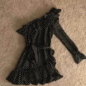 - Supersöt prickig klänning, en ärm, säljer pga att den är för kort för mig som är 175cm (den är ganska kort i storleken), aldrig använd. ✨  Frakten kostar 59kr   Budgivning pågår 