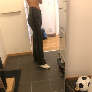  - Supersnygga kostymbyxor från zalando, mörkgröna men en svart rand på sidan. Perfekta till hösten!  Använda fåtal gånger.  Köparen står för frakt 🥰