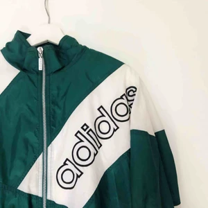 Adidas vintage jacka - Min brors äkta vintage adidasjacka som tyvärr inte används :( Ganska oversized och är mer som strlk L. 💖