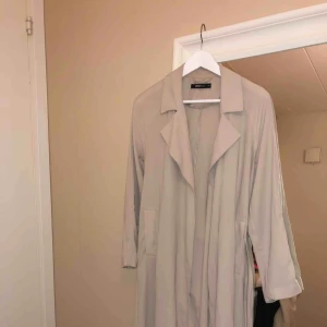  - Tunn trench coat, använd ett fåtal gånger. 