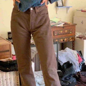  - Bruna högmidjade Levis jeans!! Verkligen så najs och i jättebra skick, för små för mig dock :/ 