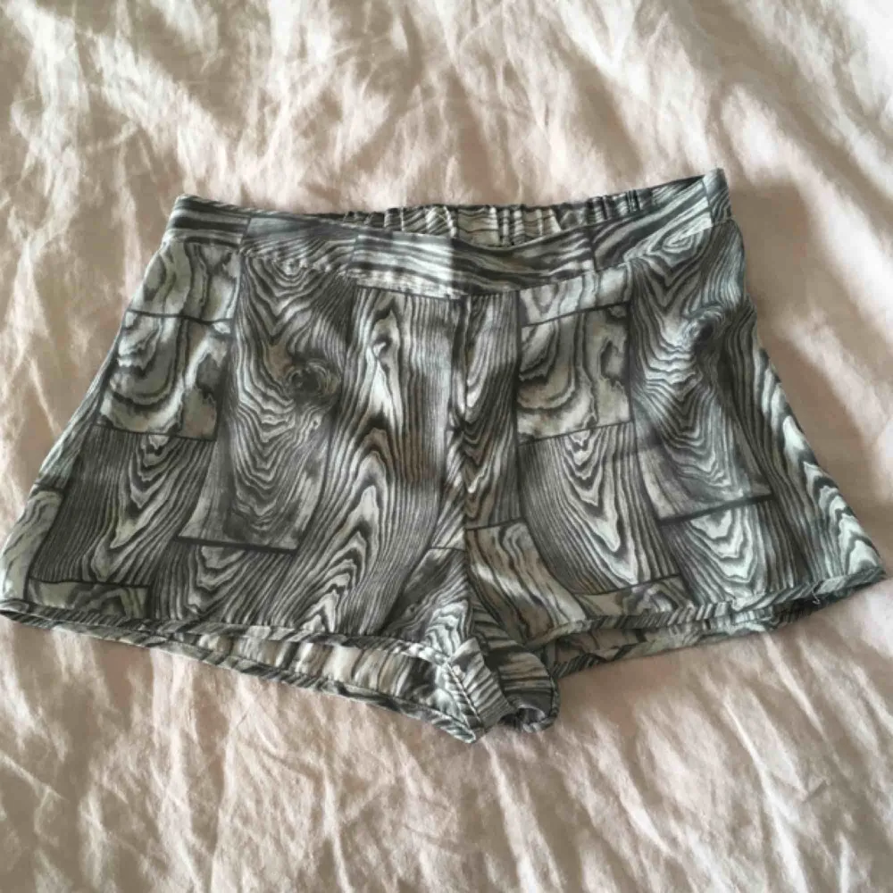Ett skönt pyjamas-set i silkesliknande tyg. Linne & shorts. Från Monki. Frakt: 36 kr. Övrigt.