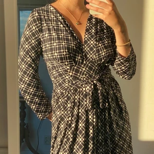 Klänning - Jättefin och skön klänning med knytning där fram (går även att knyta bakåt) går precis över knäna på mig som är 163cm