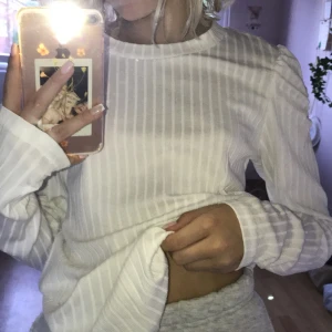 Vit långärmad tröja - As snygg tröja! Säljs för lägre pris än när den köptes SÅKLART! Detaljer på axlarna. 