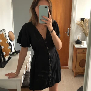Svart klänning med knappar - Basic svart klänning från zara med knappar. Super skön och lättanvänd klänning som jag älskar men som blivit lite liten för mig. Kontakta mig för ytterligare bilder eller frågor. Frakt tillkommer