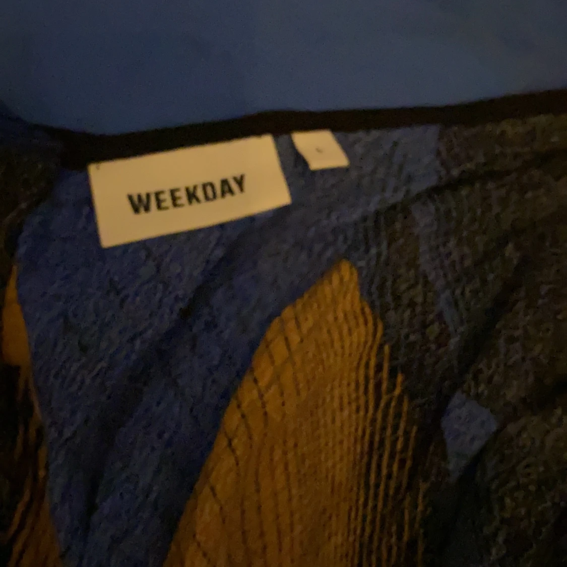 Wrap around / Klänning mönster mot elektriskt blå bakgrund - 90