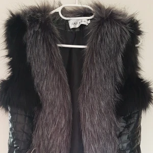 Väst - Jättefin och mysig väst med fuskpäls men kommer tyvärr inte till användning. Går att knyta fram. Står storlek L men passar mer en S-M, passar L också om man vill ha den öppen istället. Bilderna blev konstigt beskärda men fler bilder kan skickas vid intresse. 200 kr 🌸