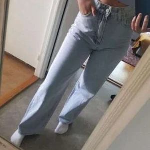 Wide/straight jeans - Storlek L men är liten i storleken så de passar som M. Helt nya, provade en gång. Bud startar från 100kr. Budgivningen slutar 20/9.🥰 högsta bud: 200