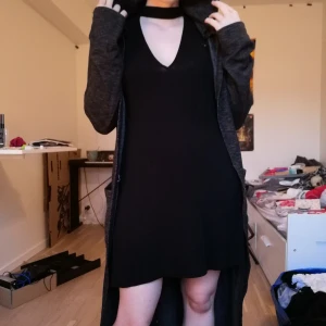 Lång kofta med luva - Suuupermysig lång kofta/cardigan som tyvärr inte kommer till användning längre. På andra bilden ser man mönstret bättre men den är lite mörkare i verkligheten. Storlek S men har stretch så skulle nog passa en M/L också. Frakt tillkommer! 