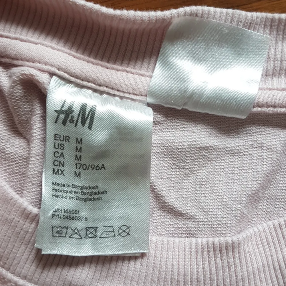 Denna rosa t-shirt säljes pga legat i garderoben allt för många år utan att användas. Gullig och mjuk! Passar S och M.. T-shirts.