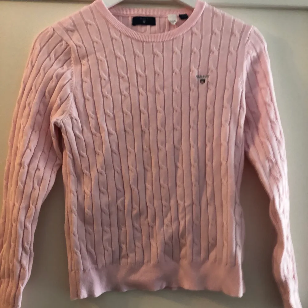 En superfin knappt använd rosa kabelstickad gant-tröja. Storlek 170 (XS). Bra pris vid snabb affär! . Tröjor & Koftor.