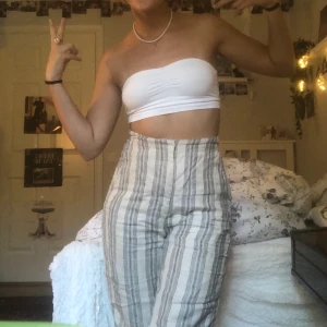 Randiga byxor  - Säljer mina coola byxor, använd x antal ggr. Dem är storlek 34 men är mer som ett par 36/38:or. 