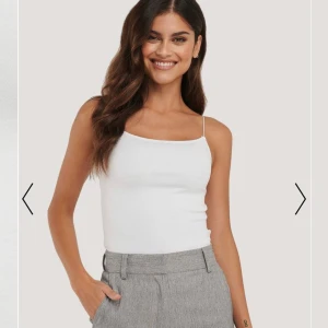 vitt trendigt linne - Säljer nu mitt snygga linne från nakd! Köptes för 199kr och använt två ggr💓 Buda i dm har ni frågor får ni gärna ställa🥰