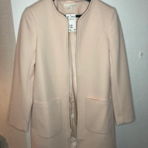 Oanvänd rosa kappa från H&M  - Köpte denna kappan för något år sen på H&M, aldrig använt den och nu har den blivit för liten. Passar perfekt nu till hösten 