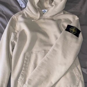 Stone island tröja  - Ska nu sälja min stone island tröja inga flaws på den ny pris 2449kr köpt på nk i Stockholm kvitto finns på den högsta bud får den 