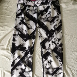 Träningsbyxa, soc - Supersköna, fina träningsbyxor från ”soc”! Säljer för att jag växt ur dem! Frakt tillkommer 💫i