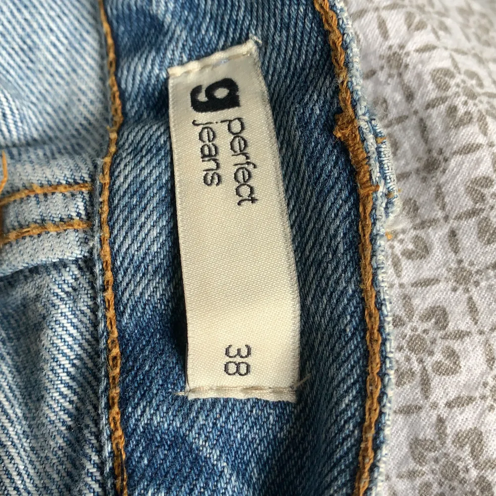 Dem populära jeansen från Gina, som är slutsålda. En ljusare färg än den på modellen. Använda en gång och är i nyskick. Storlek: 38. Mitt pris: 300 + frakt. Buda i kommentarerna! 💖. Jeans & Byxor.