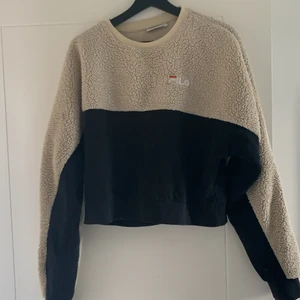 Teddybjörn tröja! - En jättemysig tjocktröja från Fila! Hälften i teddy björnsmaterial och hälften vanlig svart tjock tröja med ett litet fila märke. Armarna är oversized. Står L i tröjan men skulle säga att den passar S-L beroende på hur man vill att den ska sitta. Köparen står för frakten