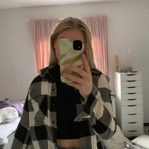 Rutig skjorta  - Rutig skjorta från H&M. Själv skulle jag vilja ha den mer oversized och därför säljer jag denna! Skriv ett meddelande om ni har mer frågor <3