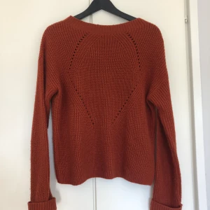 Stickad tröja - En jätte fin stickad tröja i tegel/ terakotta röd. Säljer då den inte kommer till användning. Köpare står för frakt, kan även mötas upp!