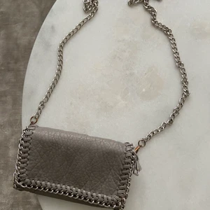 Stella McCartney inspirerad väska - En Stella McCartney inspirerad väska i väldigt bra skick, väskan är använd fåtal gånger🤍🤍