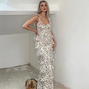 Festklänning från Pretty Lavish - Använd endast vid ett tillfälle, klänningen är i bra skick. 