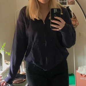 zip hoodie - mörkblå ziphoodie från beyond retro! säljer pga får ingen användning för den💕💕 