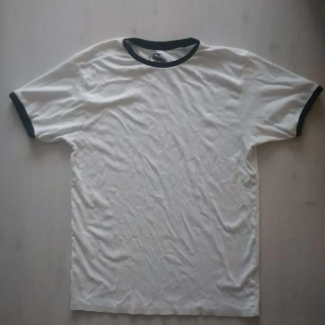 Basic ringer t-shirt ni får två 