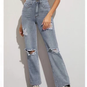 Jeans  - Säljer dessa trendiga jeans med hål pga att de tyvärr inte passar 🥰🥰 160 kr inklusive frakt