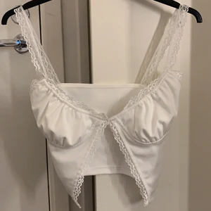 Topp - Jättegullig och fin top. Om ni vill ha fler bilder är det bara att skriva. 🥰 vid flera intresserade blir det budgivning. Köparen står för frakt