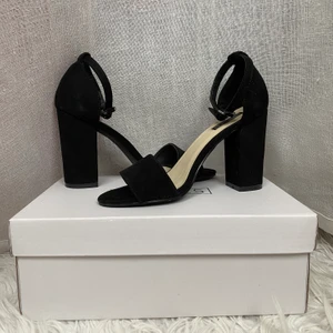 NLY shoes klackar - Svarta klackskor i mockaimitation, klackhöjd 10cm. Mjuk och bekväm sula, har även ett reglerbart band kring ankeln. Helt i nyskick och kommer i original förpackningen  💫✨ ord. pris 299