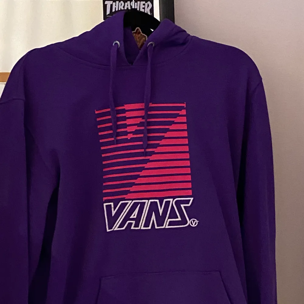 En as ball lila vans hoodie som sitter lite oversized och är extremt skön, den har även en detalj på luvan med texten ”off the Wall” endast använd 1 gång då den inte är riktigt min stil💜✨. Hoodies.