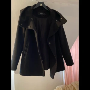 Vero Moda jacka  - En fin höstjackan från Vero Moda med luva              🍁 frakt tillkommer 🍁 