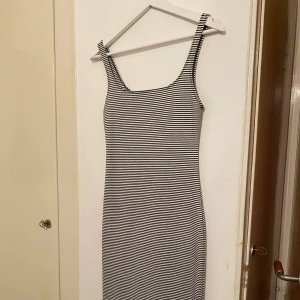 Fodralklänning - Snygg fodralklanning från zara som sitter fantastiskt bra! Framhäver alla fina kurvor och är knälång. Svart och vit randig i bra skick.