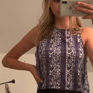 Gullig topp - Säljer denna jätte fina topp, nästan helt oanvänd. Säljer för 25 kr!