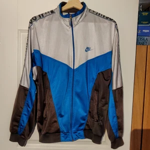 Nike jumper - Snygg sport jumper köpt på humana. Står ingen storlek men passar en M-L. Väldigt skön! 