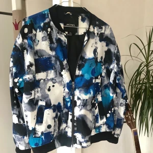 Jacka Monki - Äldre jacka från Monki. Använts ett fåtal gånger. Hel och ren. Jag är 174 cm.