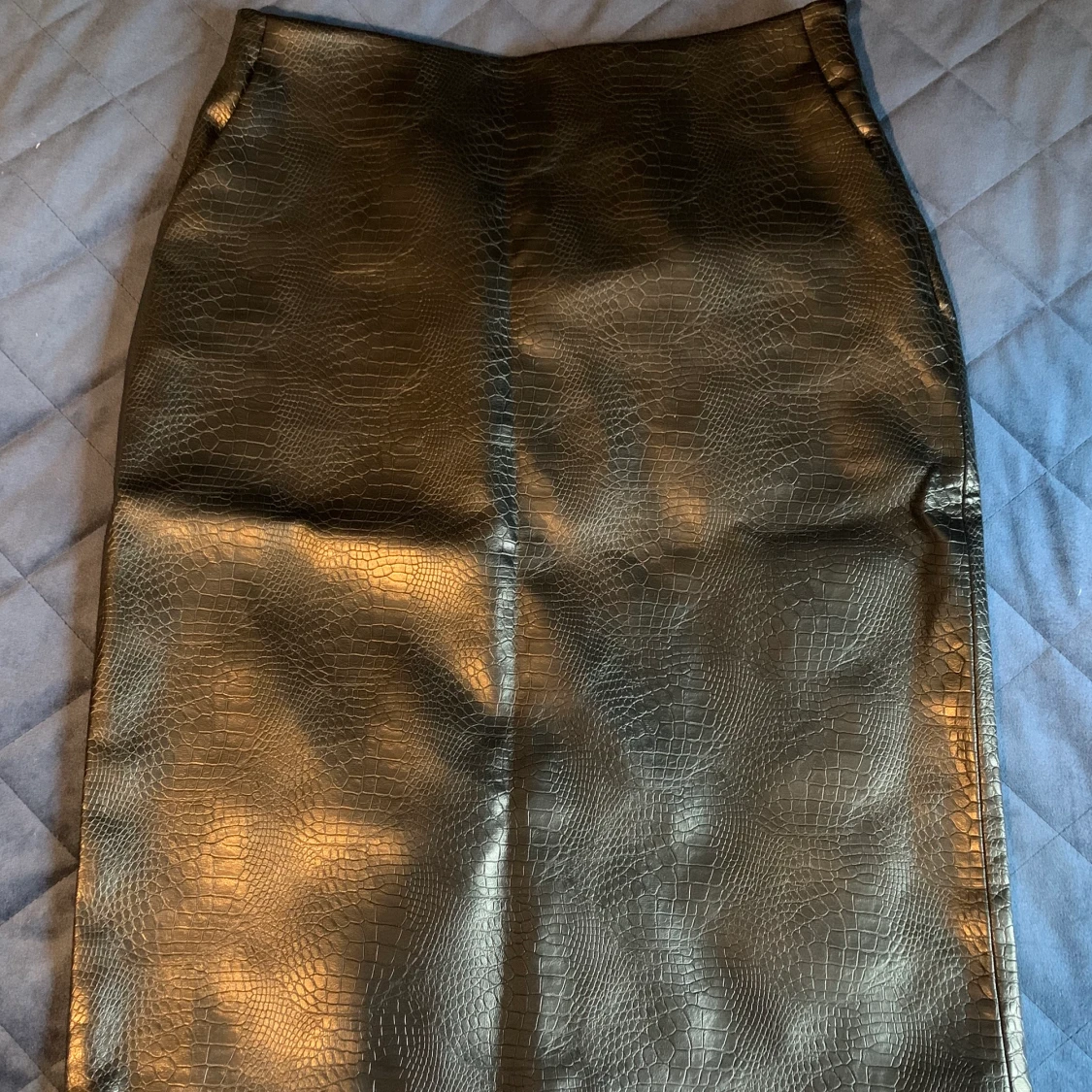 Läderkjol med slits och fickor 