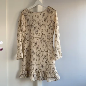 Söt sommarklänning - Sprillans ny klänning från missguided! Aldrig använd, storleken är i ”petite” så den är som en vanlig 34a! Köparen står för frakten