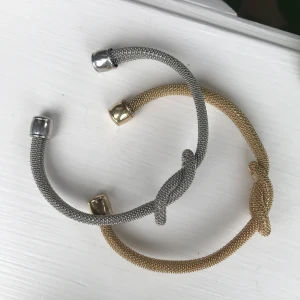 Armband  - Säljer två armar silver och guld, inte använda nått men kan även böja det så dom sitter exakt som man vill 